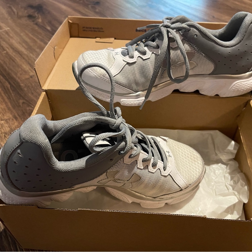 Under Armour running shoes!! Like new!